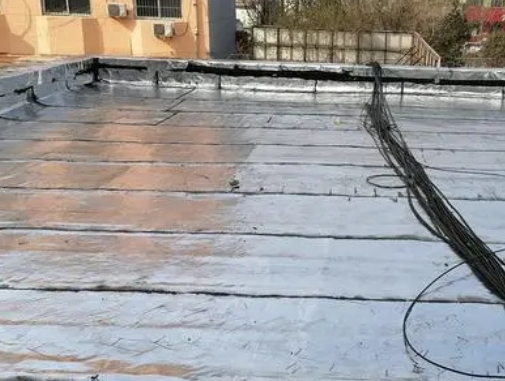 尉犁卫生间漏水维修公司分享下尉犁屋面楼顶防水刚性防水层施工要点。